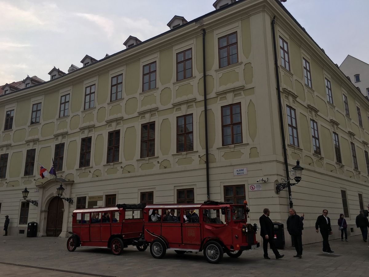 スロバキアの旧市街。
緑の建物、日本大使館だそう！
確かに、よくみれば菊の...