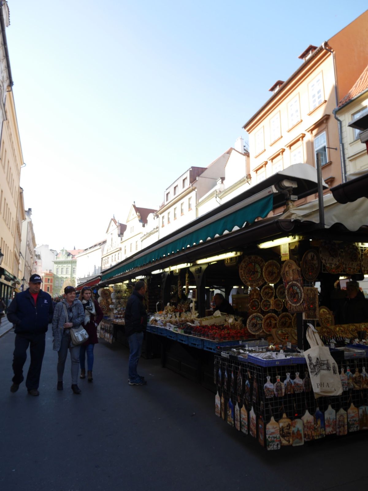 プラハのマーケット。
ヨーロッパのマーケットって可愛いですよね！
見てるだ...