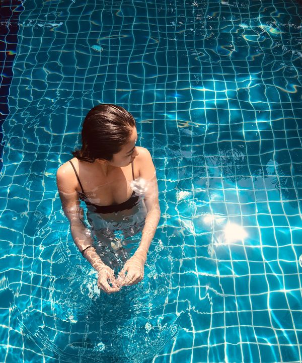 タイ・KohTao「Koh Tao」の写真：①ホステルのプールで日焼け
②猫と話して...