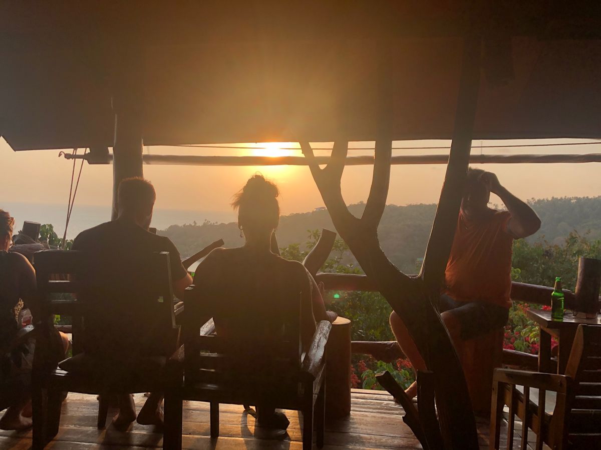 友達と2回目のKoh Tao島。好きすぎて一年後の同じ時期に来た。今回は雨...