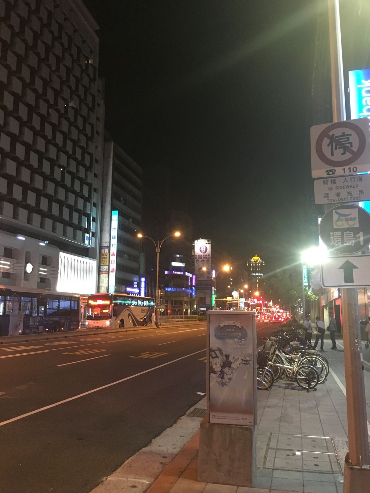 夜の台北をぶらぶら。
遅くまで出歩けるから、いつも寝不足です笑