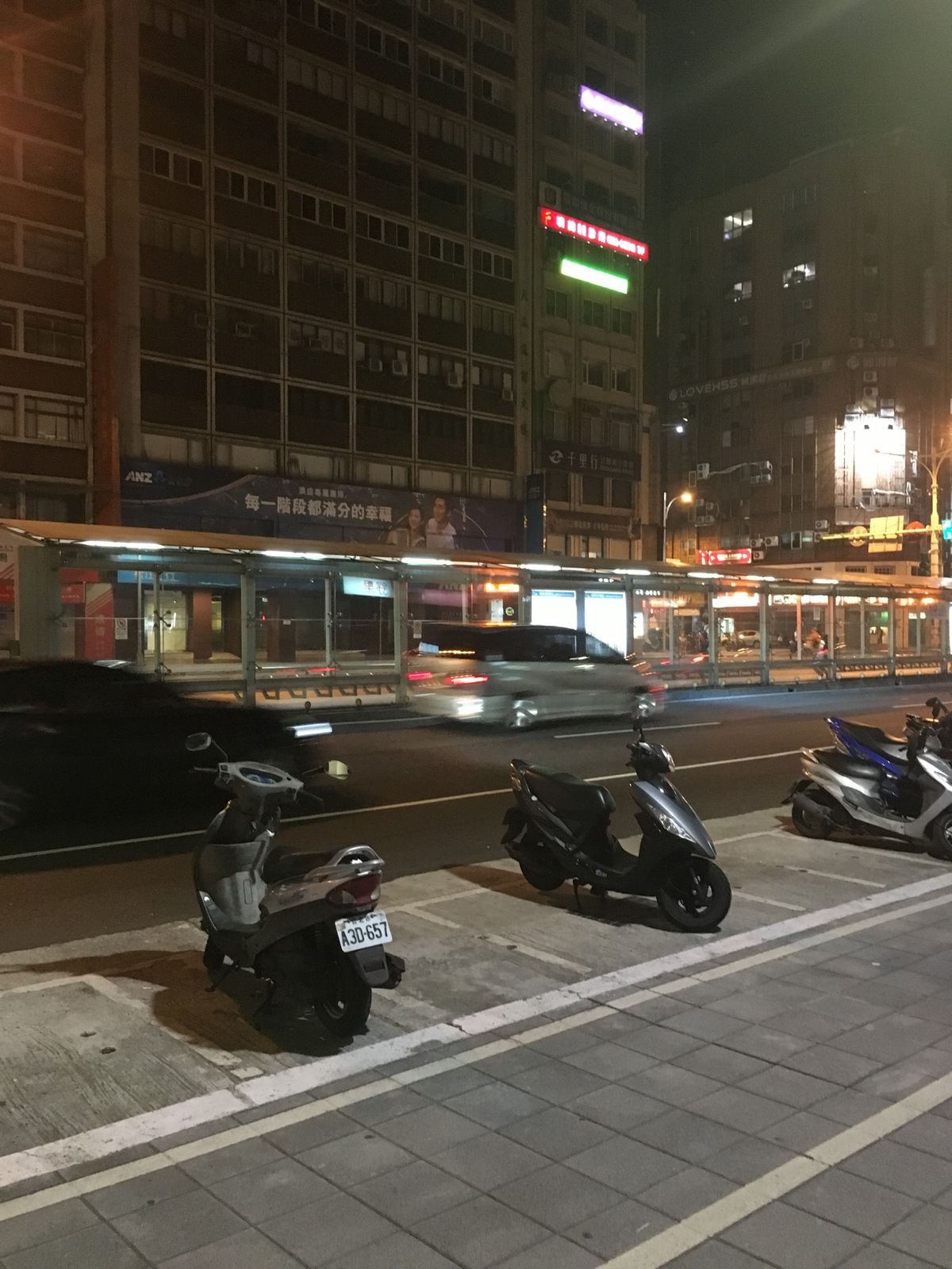 夜の台北をぶらぶら。
遅くまで出歩けるから、いつも寝不足です笑