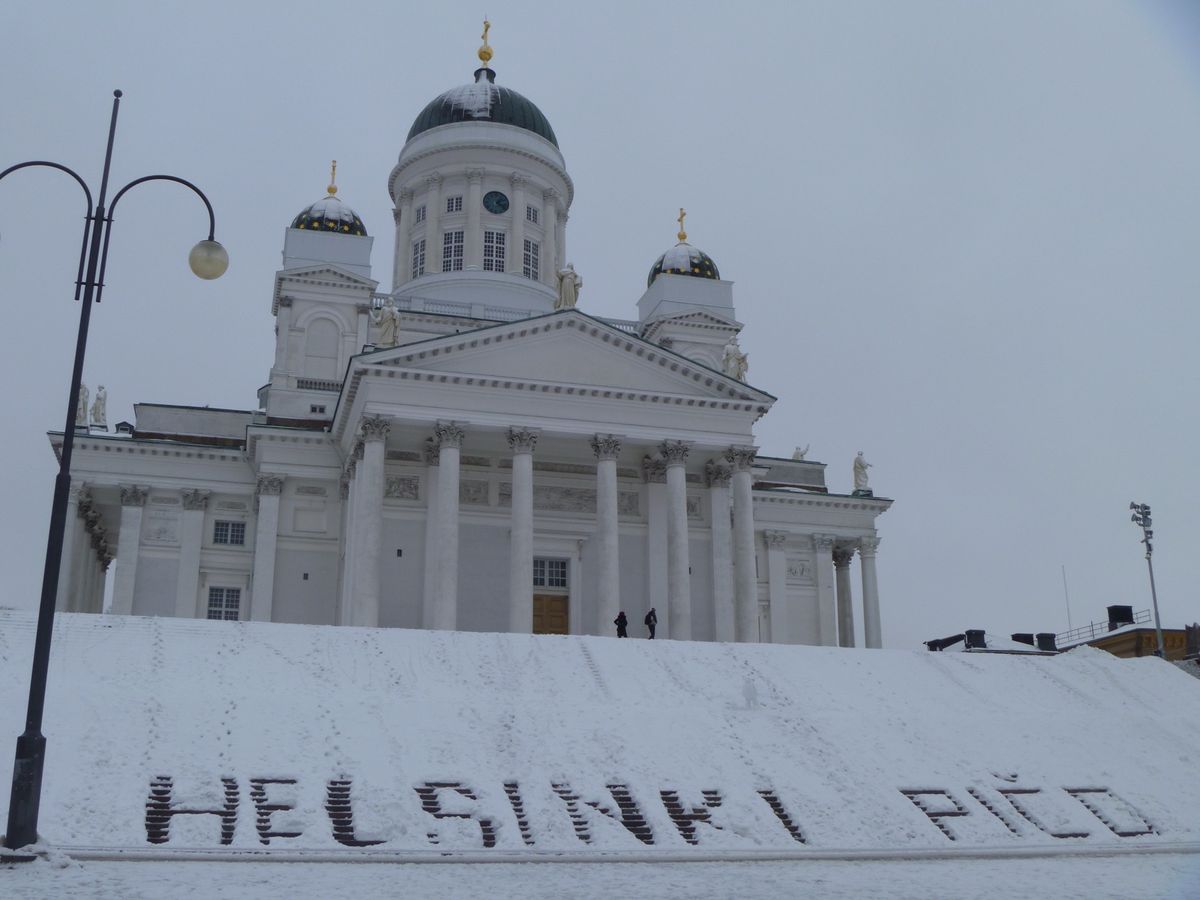 雪のヘルシンキ大聖堂。