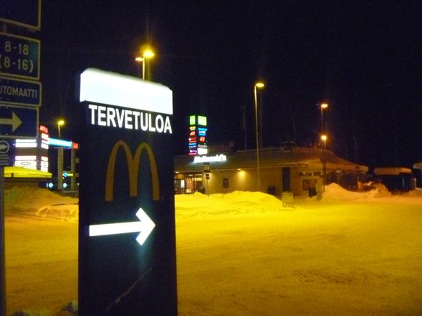 フィンランド・ヘルシンキ「オーロラの旅（フィンランド）」の写真：当時世界最北端のマクドナルド。ロヴァニエ...