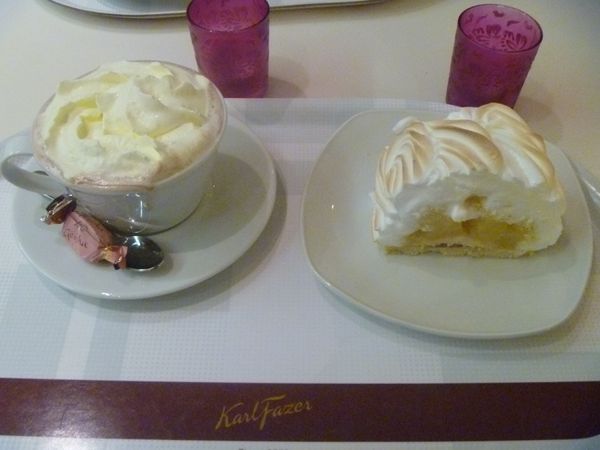 フィンランド・ヘルシンキ「オーロラの旅（フィンランド）」の写真：ファッツェルのカフェ！
コーヒー系を頼む...