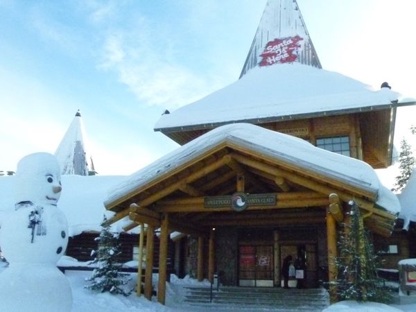 フィンランド・ヘルシンキ「オーロラの旅（フィンランド）」の写真：ロヴァニエミのサンタクロース村。
サンタ...