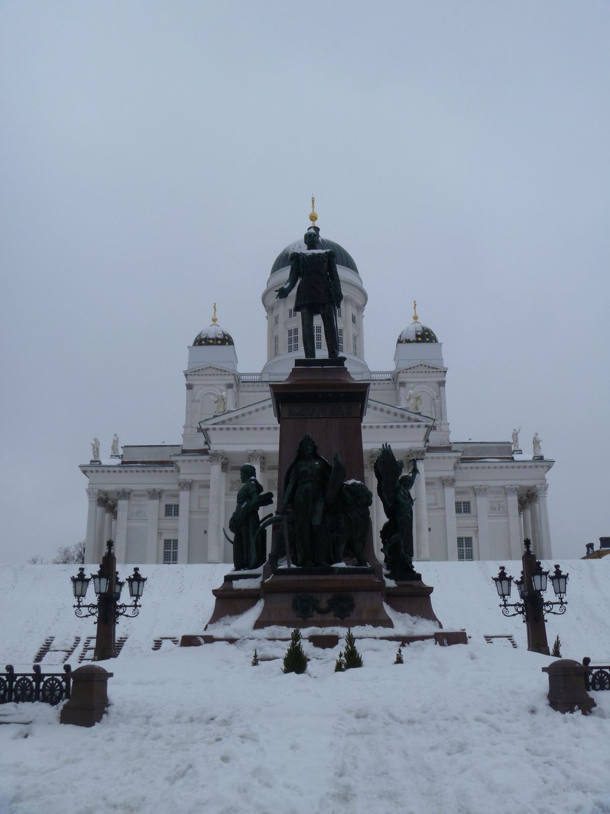 雪のヘルシンキ大聖堂。