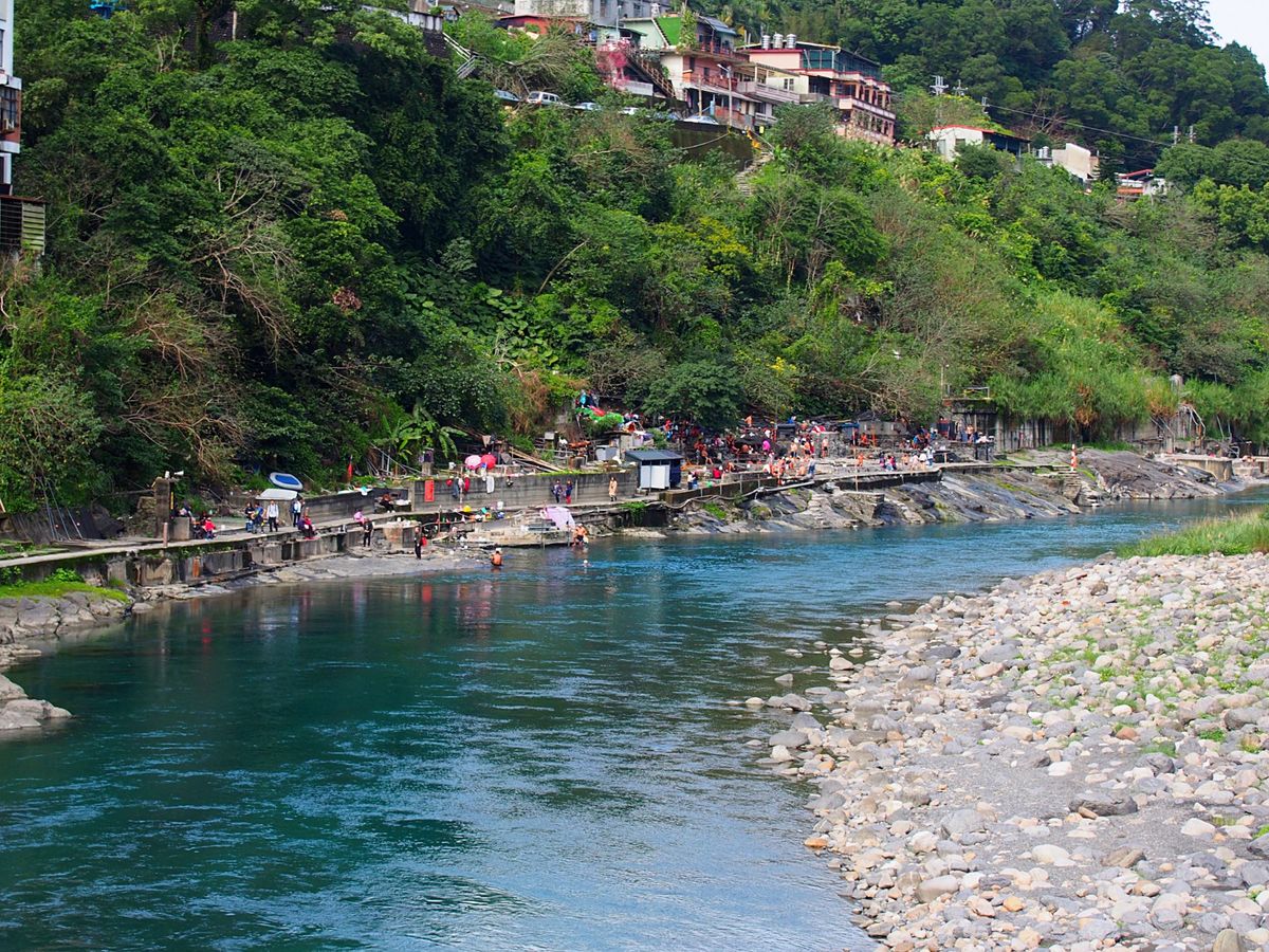 烏来
この街での観光移動は、おもちゃみたいなミニトロッコ列車。
歩いても移...