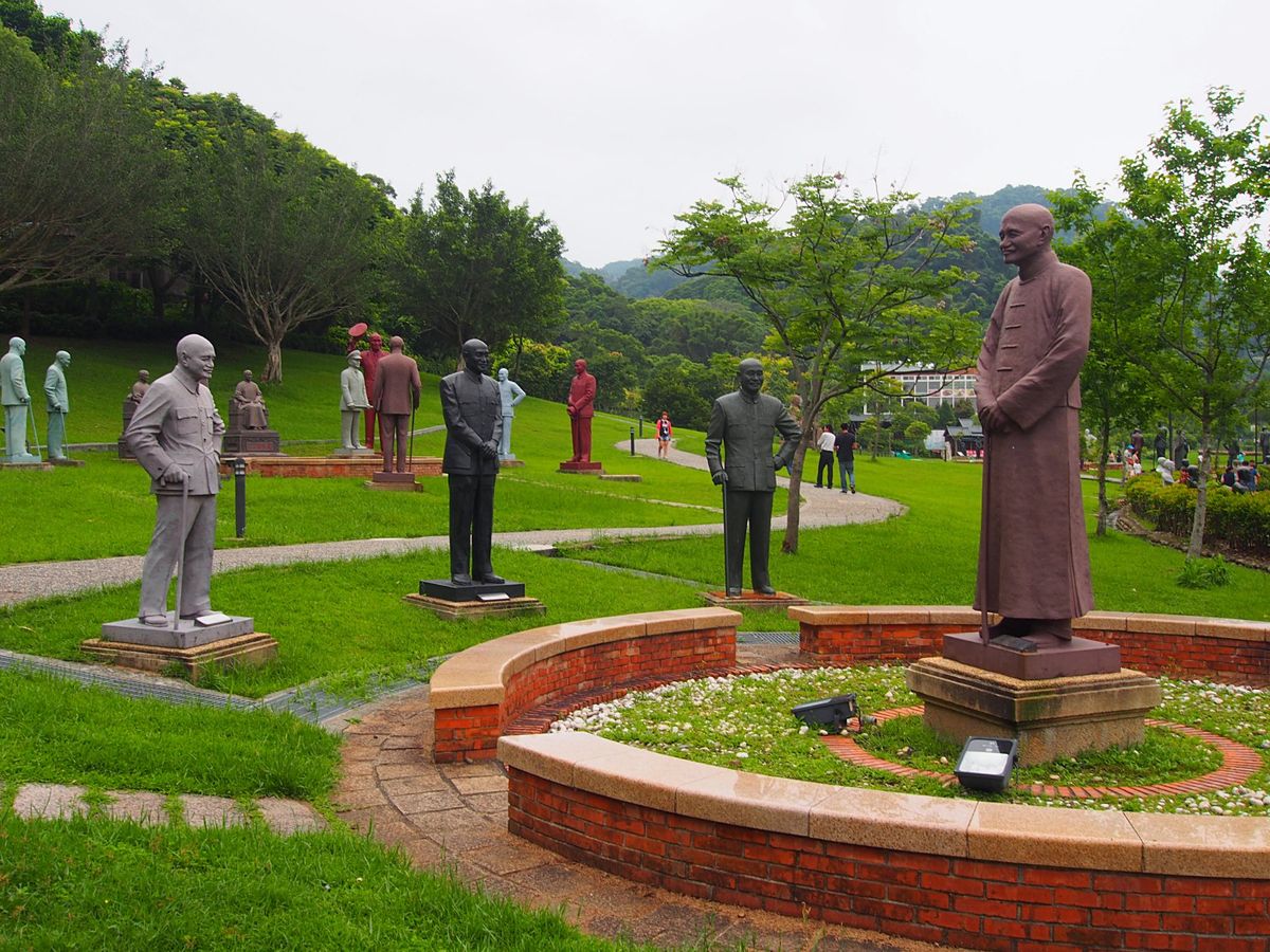 慈湖紀念雕塑公園
大渓の街の郊外にあるこの公園は、台湾中に建てられていたも...