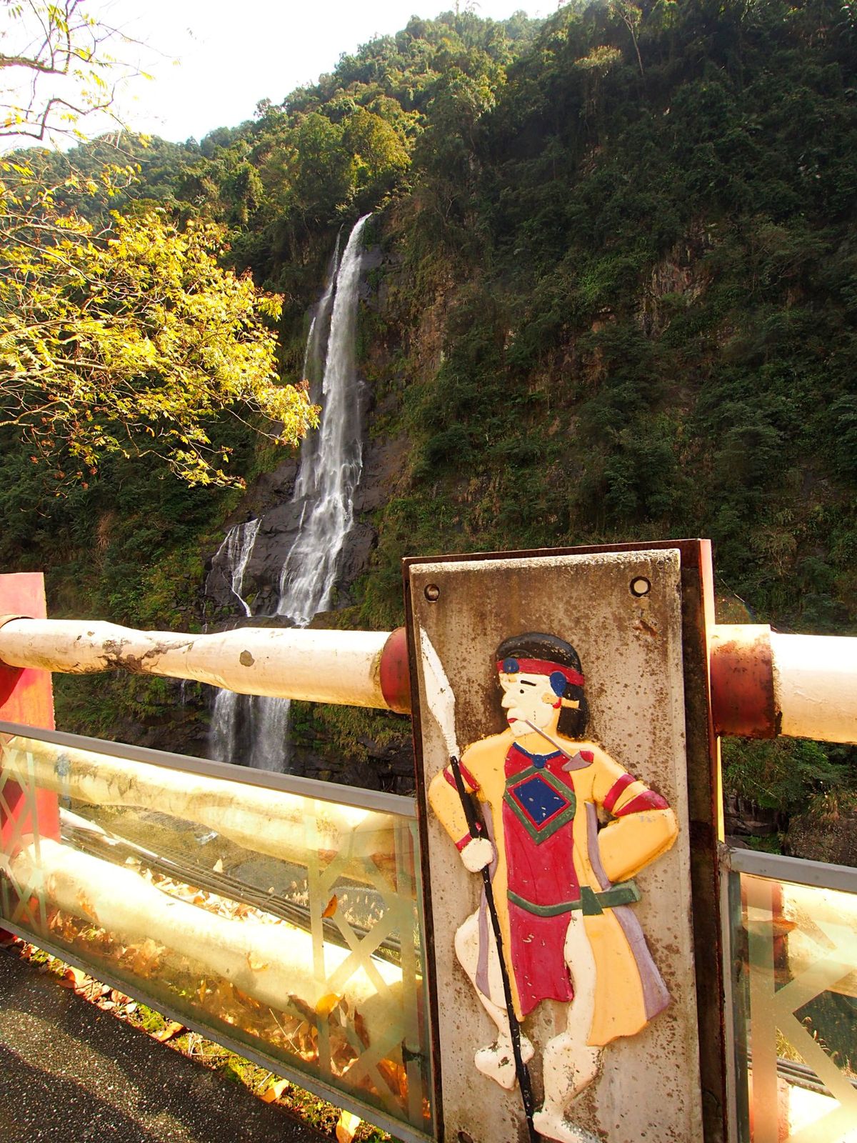 烏来
台北から1時間の場所にある、少数民族タイヤル族の集落で、温泉地として...