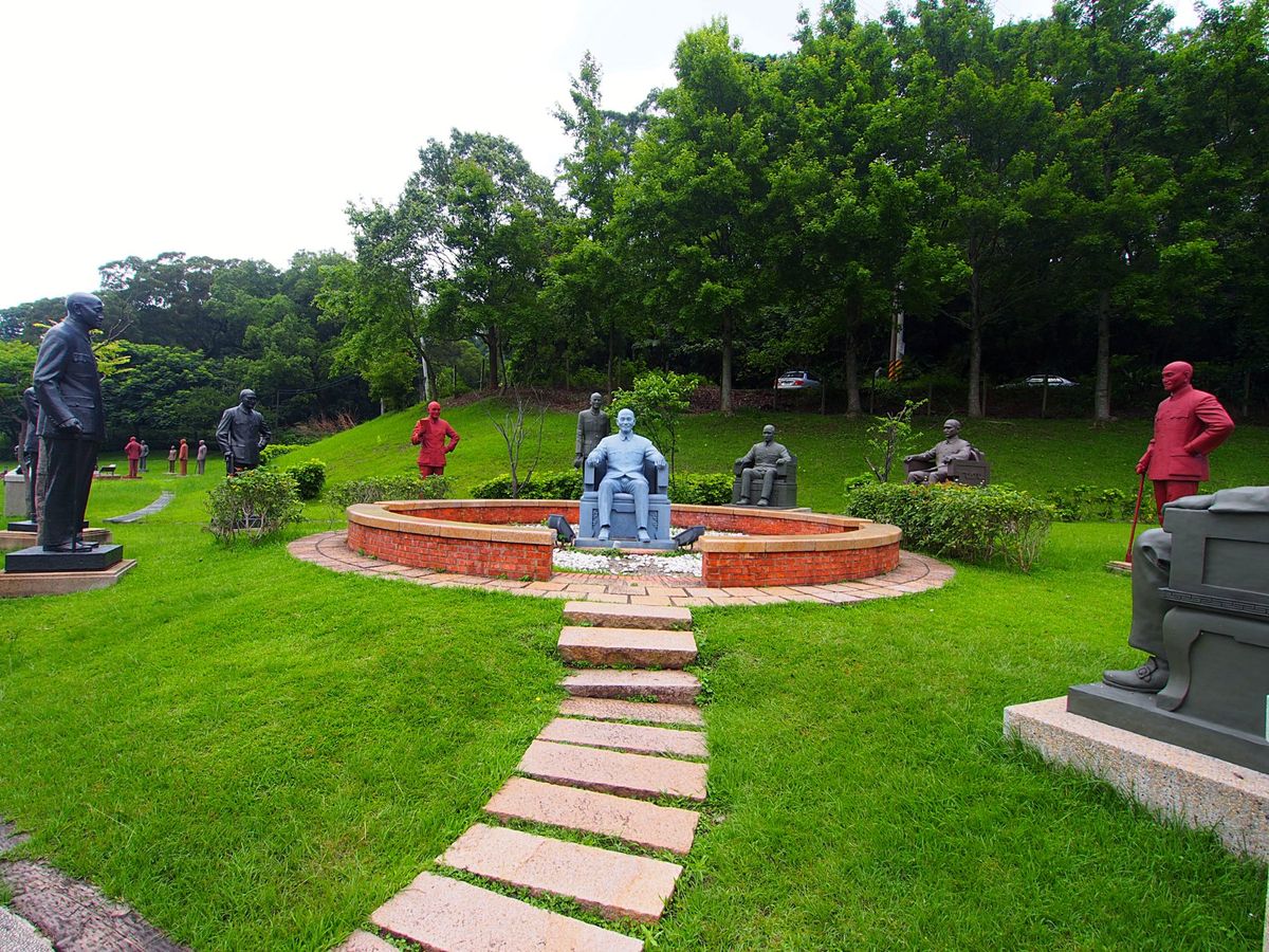 慈湖紀念雕塑公園
大渓の街の郊外にあるこの公園は、台湾中に建てられていたも...