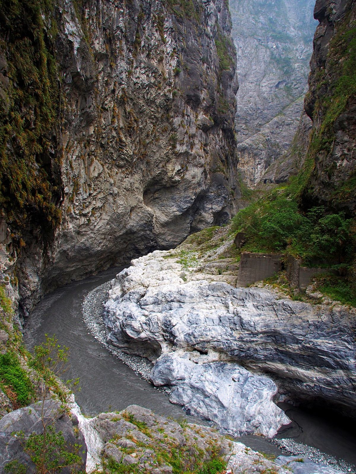 太魯閣峡谷
流れる川が岩盤を削り作り出した峡谷で、台湾の東側では特に有名な...
