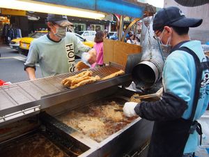 士林夜市
台北に旅行に来た人なら絶対に行くのが士林夜市。
台北にも他の街に...