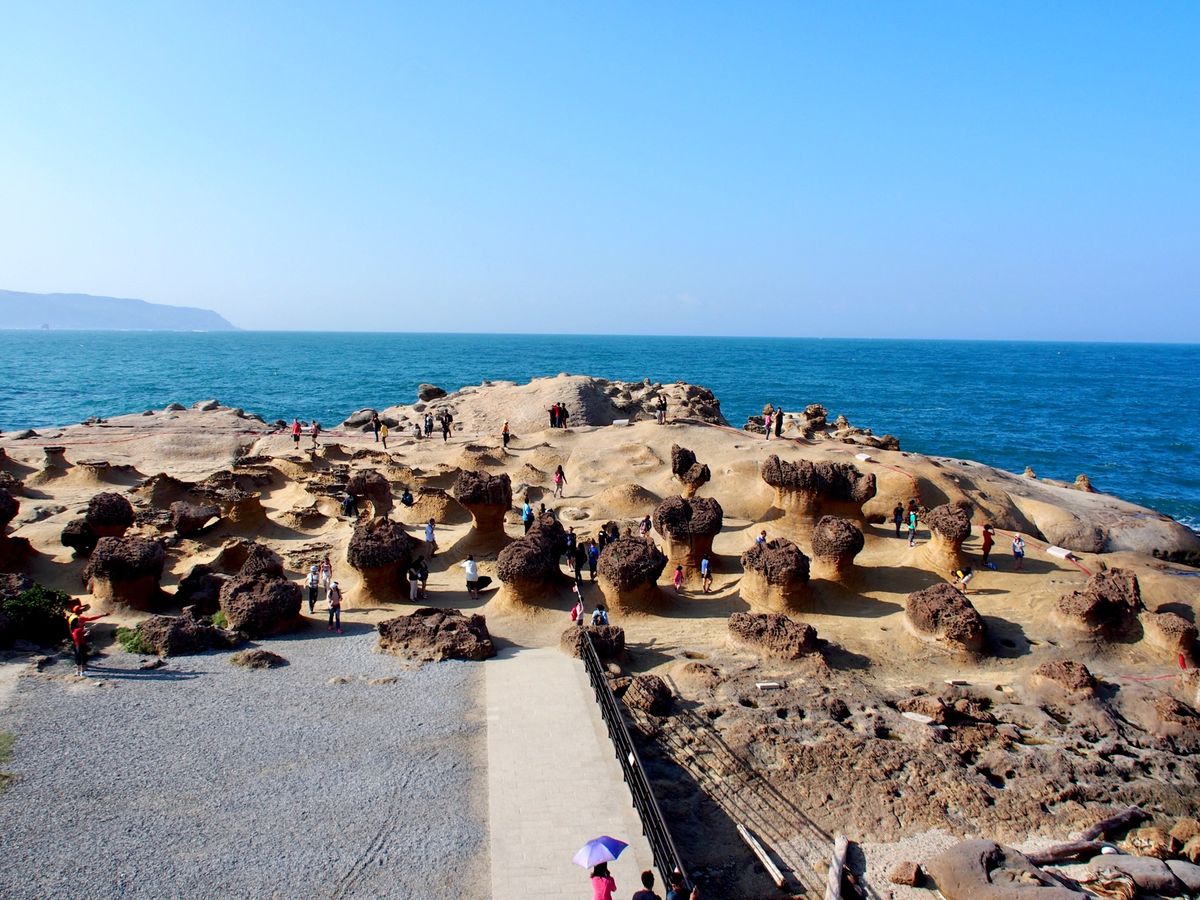 野柳
台湾北部の海岸にある景勝地。
きのこ型の岩がにょきにょきしてる。
こ...