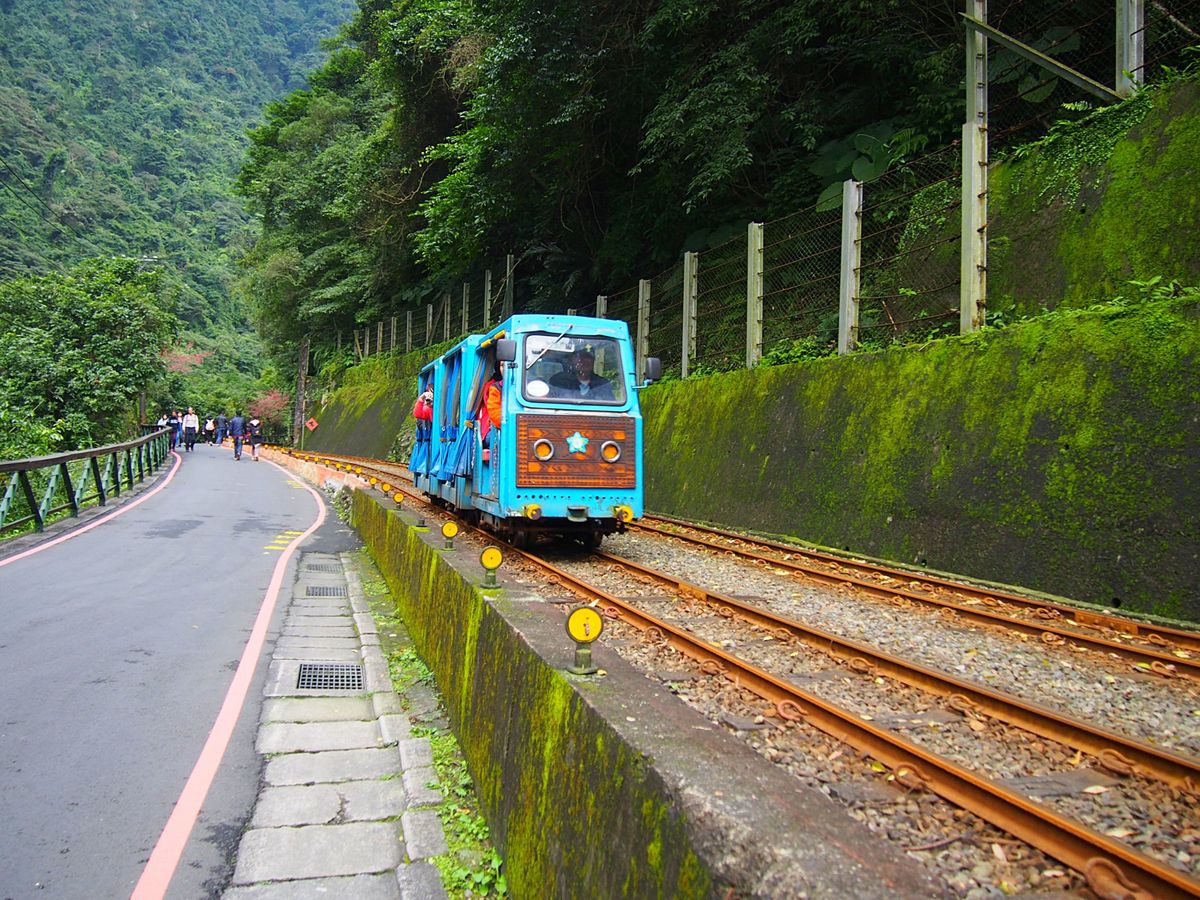 烏来
この街での観光移動は、おもちゃみたいなミニトロッコ列車。
歩いても移...