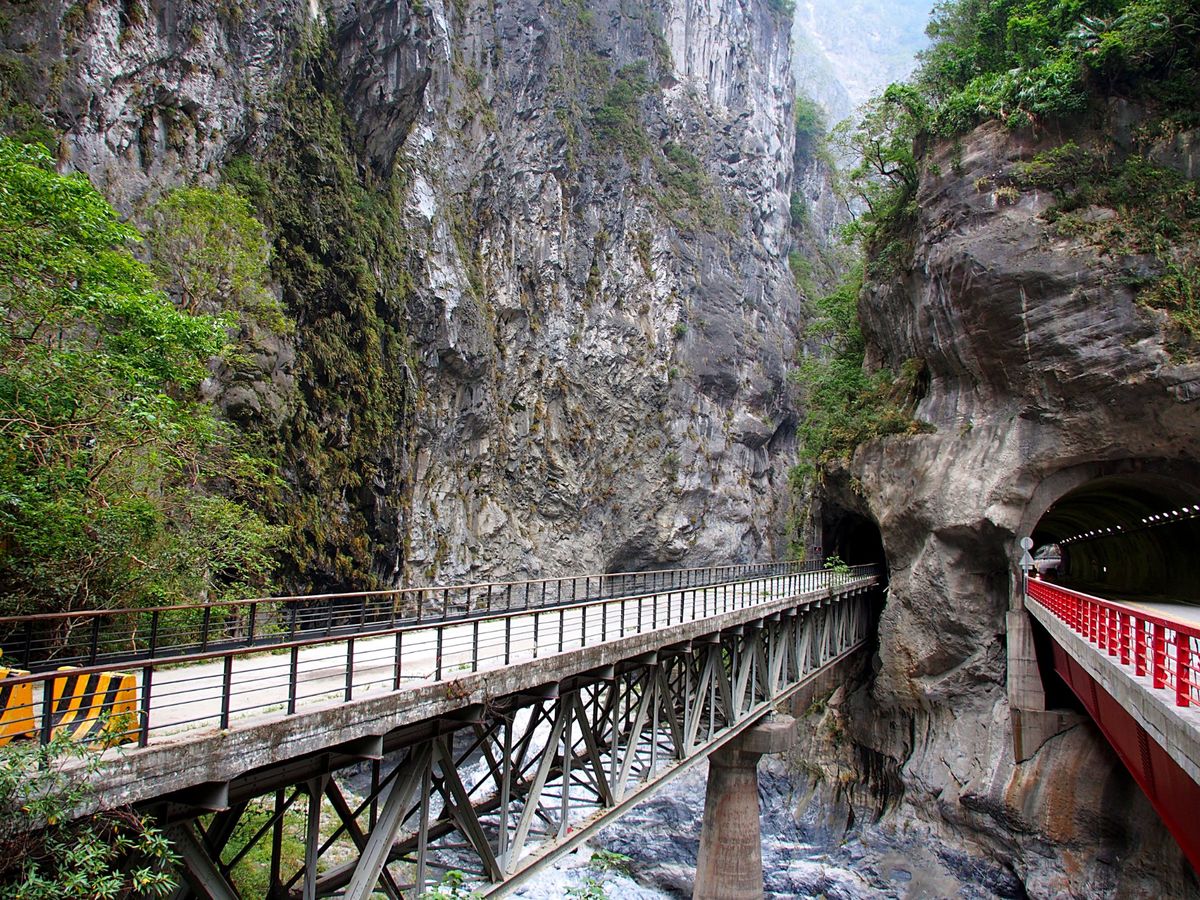 太魯閣峡谷
流れる川が岩盤を削り作り出した峡谷で、台湾の東側では特に有名な...