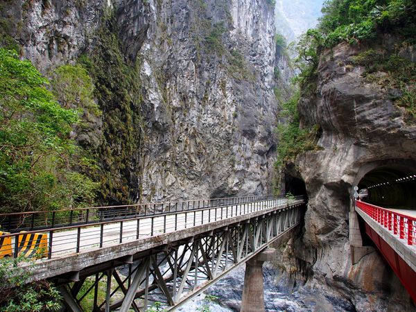 台湾「台湾で暮らした日々　〜人も街もごはんも大好きな国〜」の写真：太魯閣峡谷
流れる川が岩盤を削り作り出し...