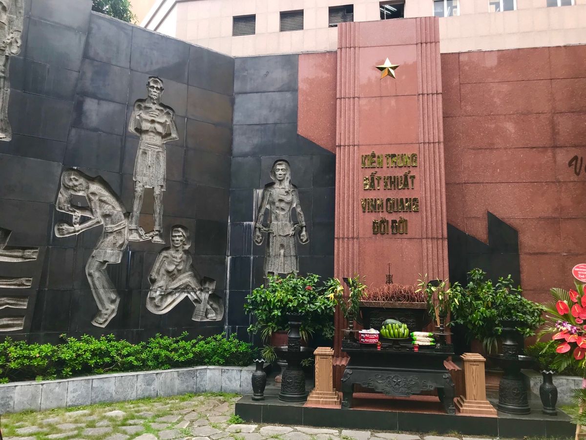 ホアロー刑務所
フランス統治時代に作られた、ハノイ市内の真ん中にある刑務所...