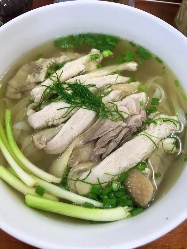 ベトナム・ハノイ「ベトナムハノイで暮らす日々　〜旅するように暮らしたい〜」の写真：Phở Gà Ta
早朝に混雑しているフ...