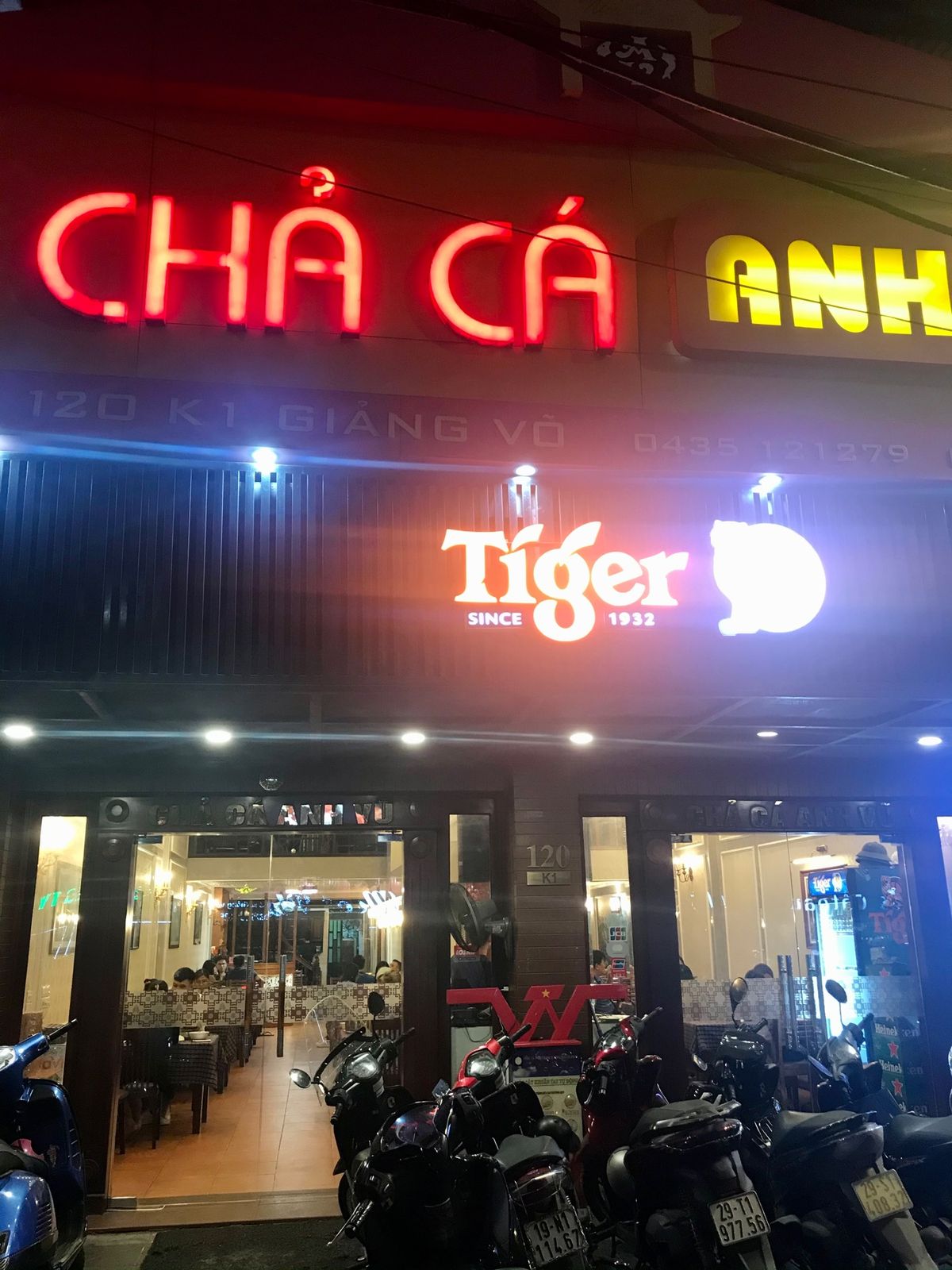 cha ca anh vu
チャーカーは揚げた雷魚を野菜でさっと炒めたのを...