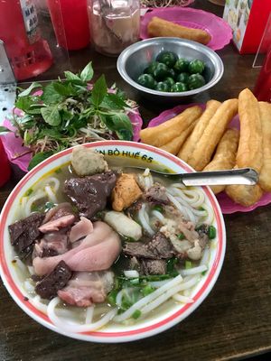 Bún Bò Huế 65
ハノイで有名なブンボーフエのお店。
血をゼリー...