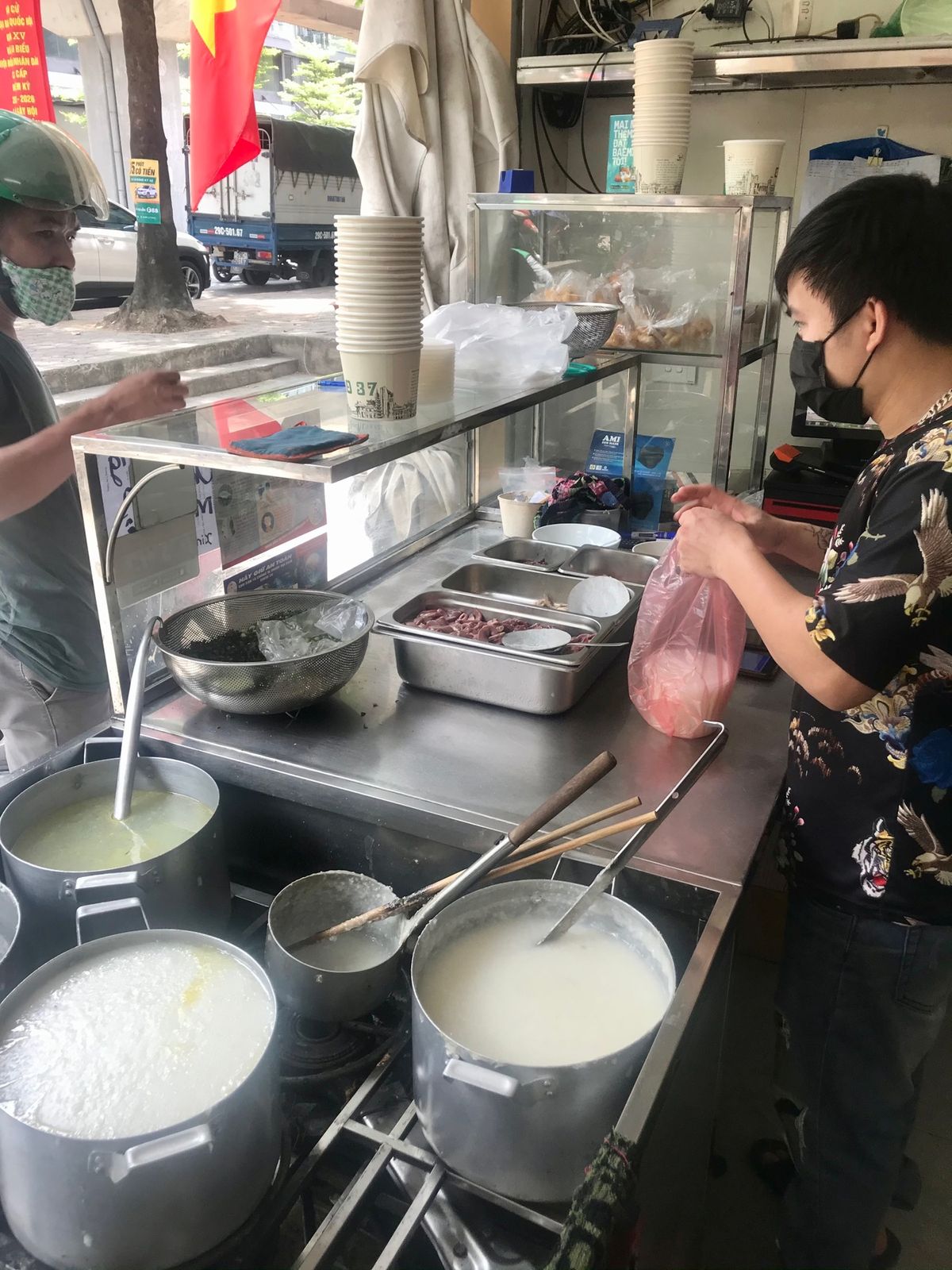Cháo 37
近所にあるお粥屋さん。
ハノイはソフトロックダウンに入って...