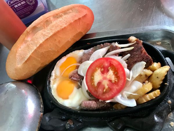 ベトナム・ハノイ「ベトナムハノイで暮らす日々　〜旅するように暮らしたい〜」の写真：Phuc Beefsteak Bread...