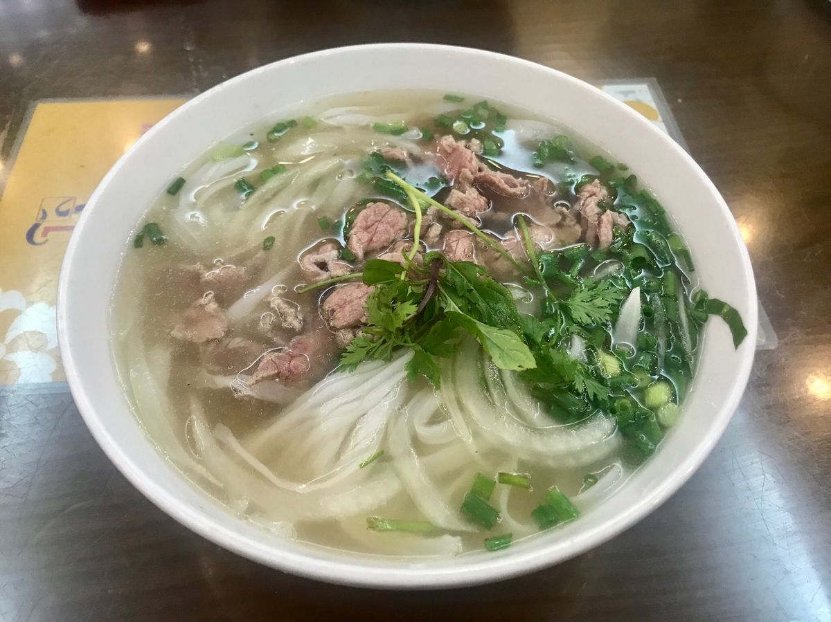 pho 10
旧市街にあるハノイで一二を争う有名なフォー屋さん。
日本人を...