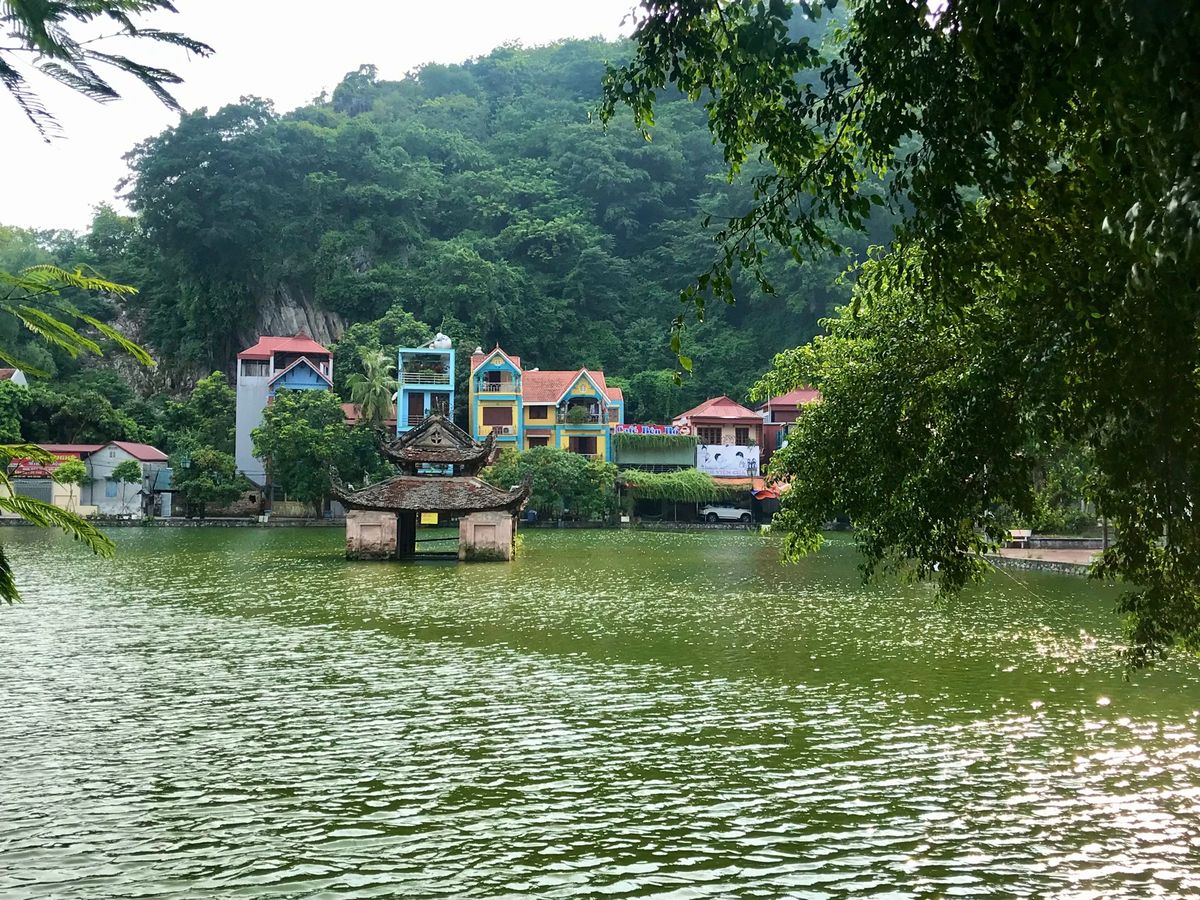 Thay Pagoda
ハノイ郊外にある小さな池のほとりのパゴダ。
池のほ...