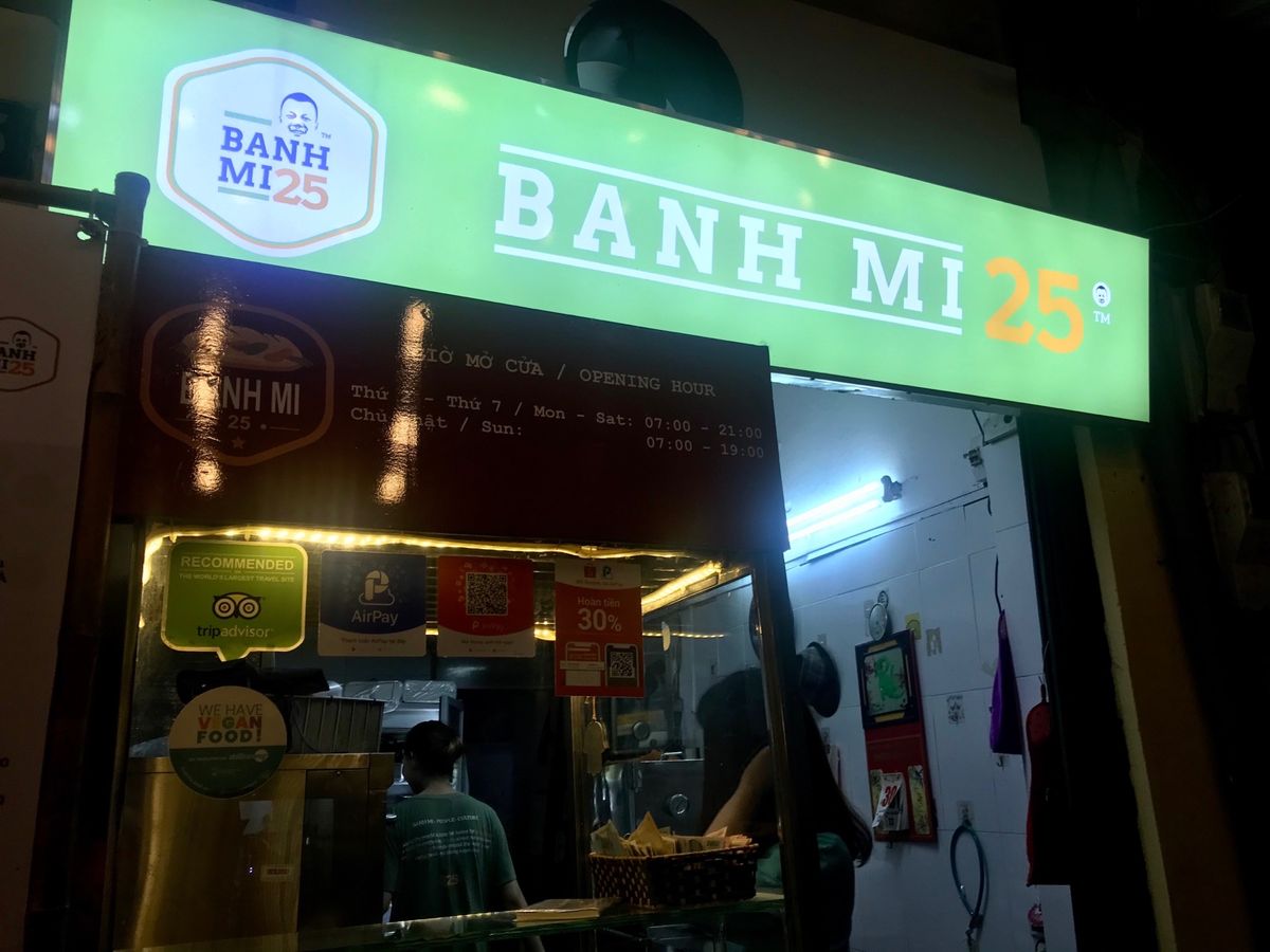 banh mi 25
ハノイ旧市街にある有名なバインミー屋さん。
バインミ...
