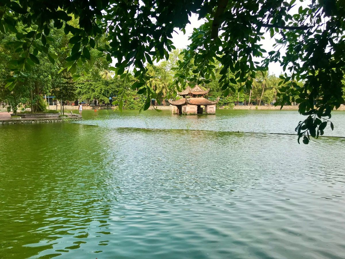 Thay Pagoda
ハノイ郊外にある小さな池のほとりのパゴダ。
池のほ...