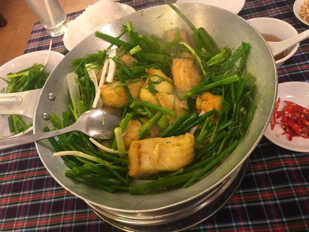 cha ca anh vu
チャーカーは揚げた雷魚を野菜でさっと炒めたのを...
