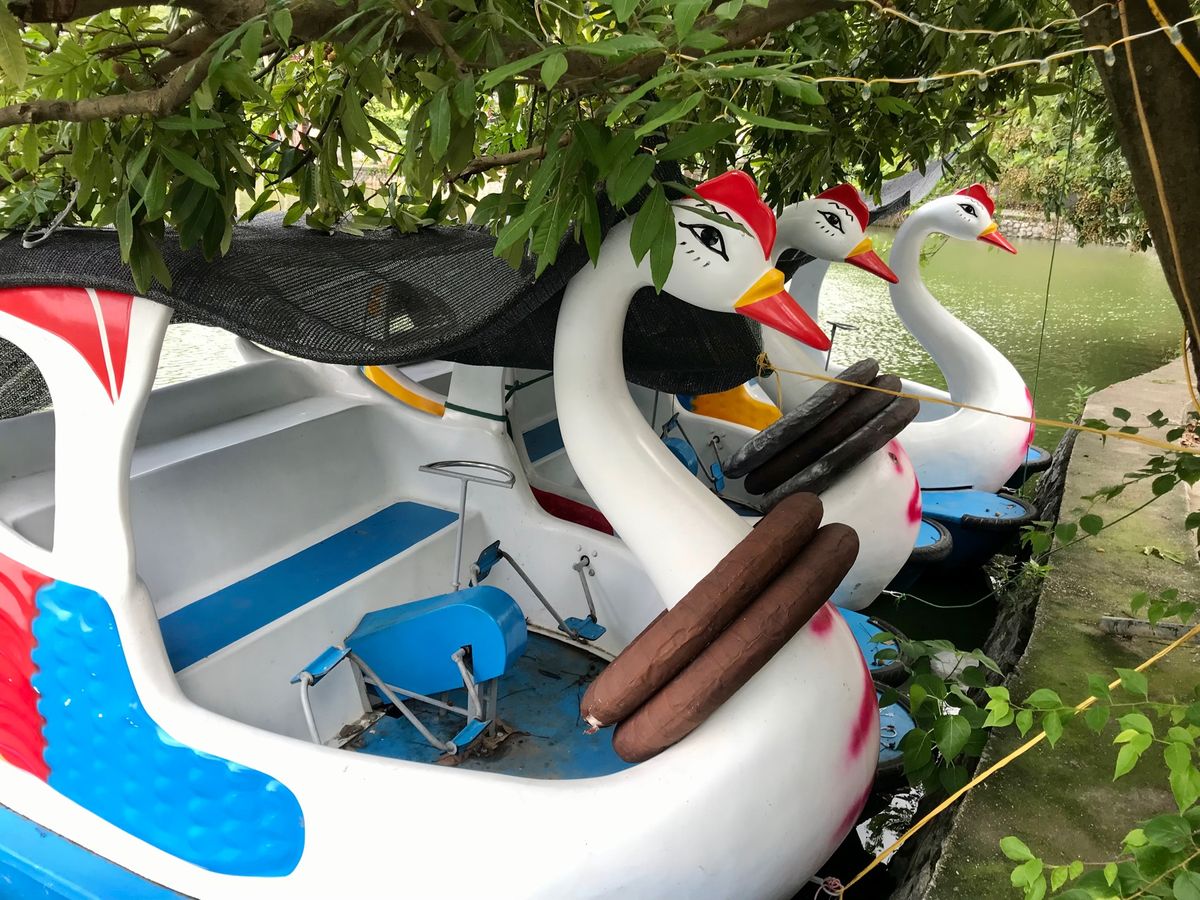 Thay Pagoda
ハノイ郊外にある小さな池のほとりのパゴダ。
池のほ...