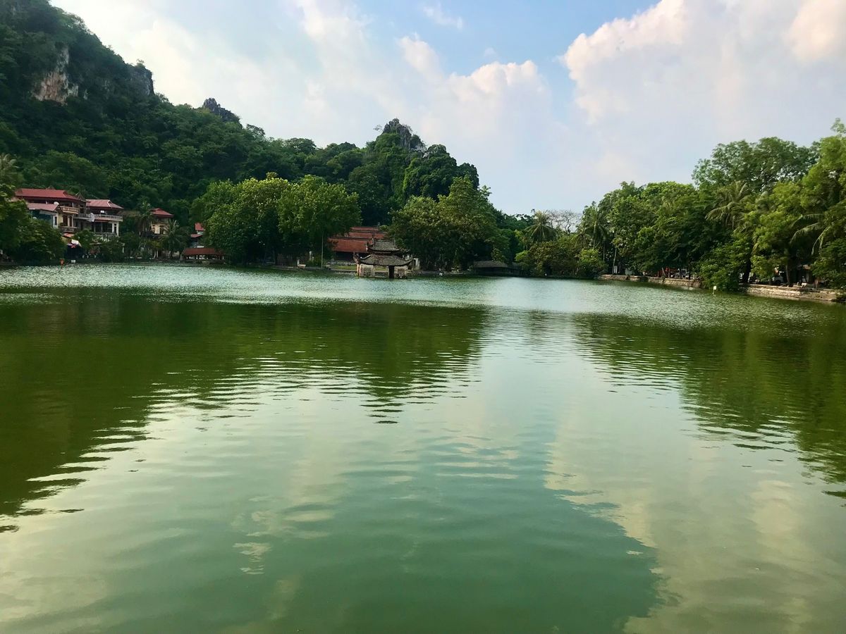 Thay Pagoda
ハノイ郊外にある小さな池のほとりのパゴダ。
池のほ...