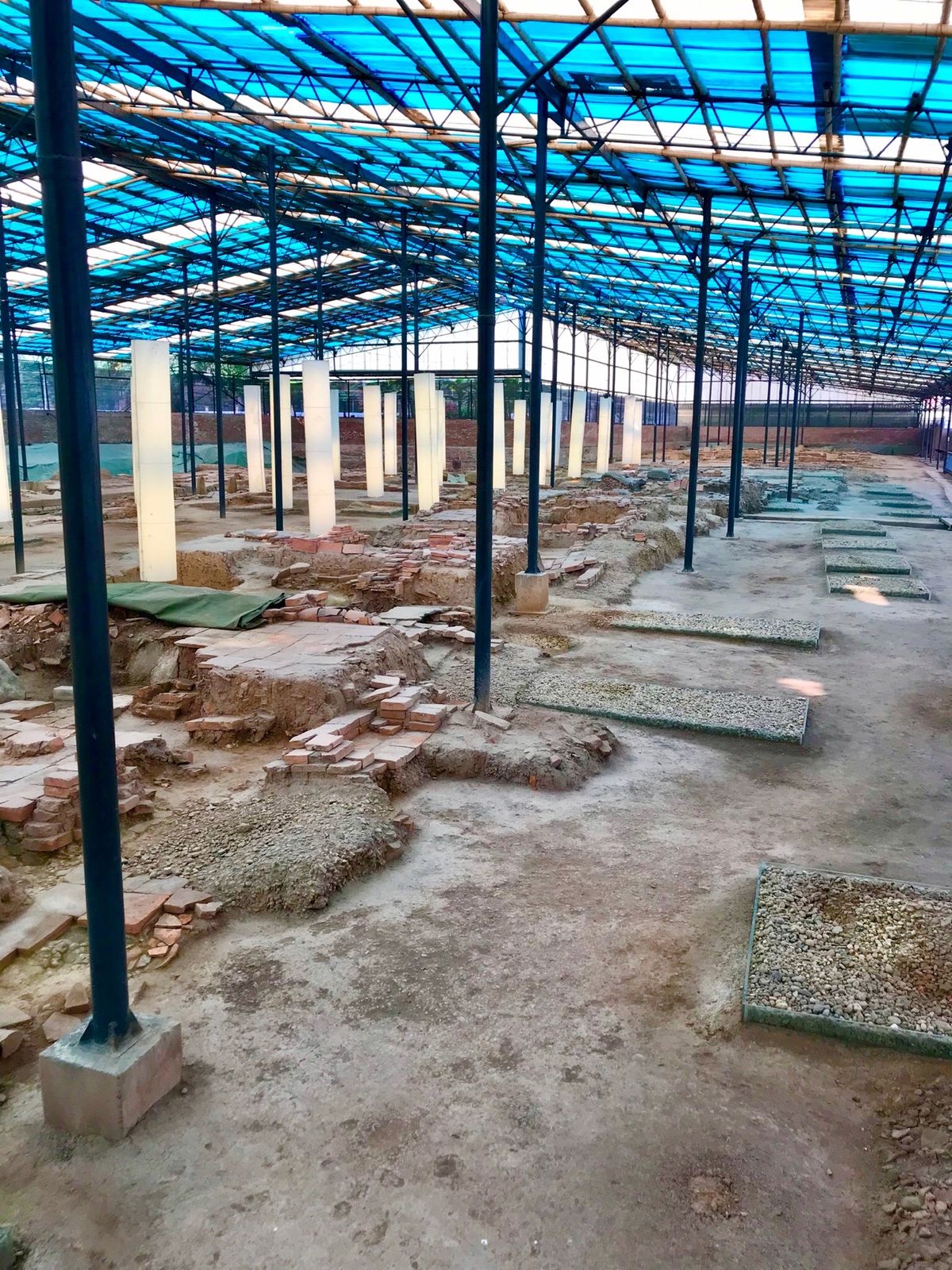 タンロン遺跡の近くには、永久保存処理されたホーチミン の遺体が安置されてい...