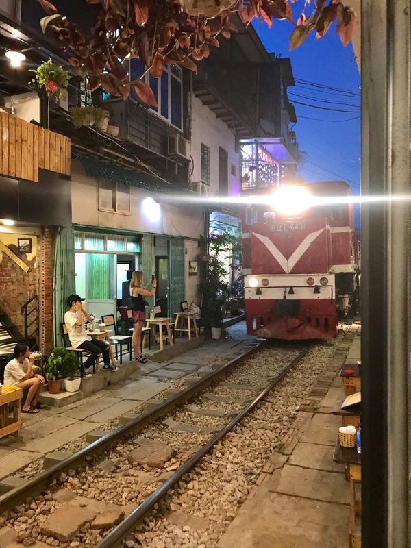 ベトナム・ハノイ「ベトナムハノイで暮らす日々　〜旅するように暮らしたい〜」の写真：トレインストリート
ハノイの市内で人気の...