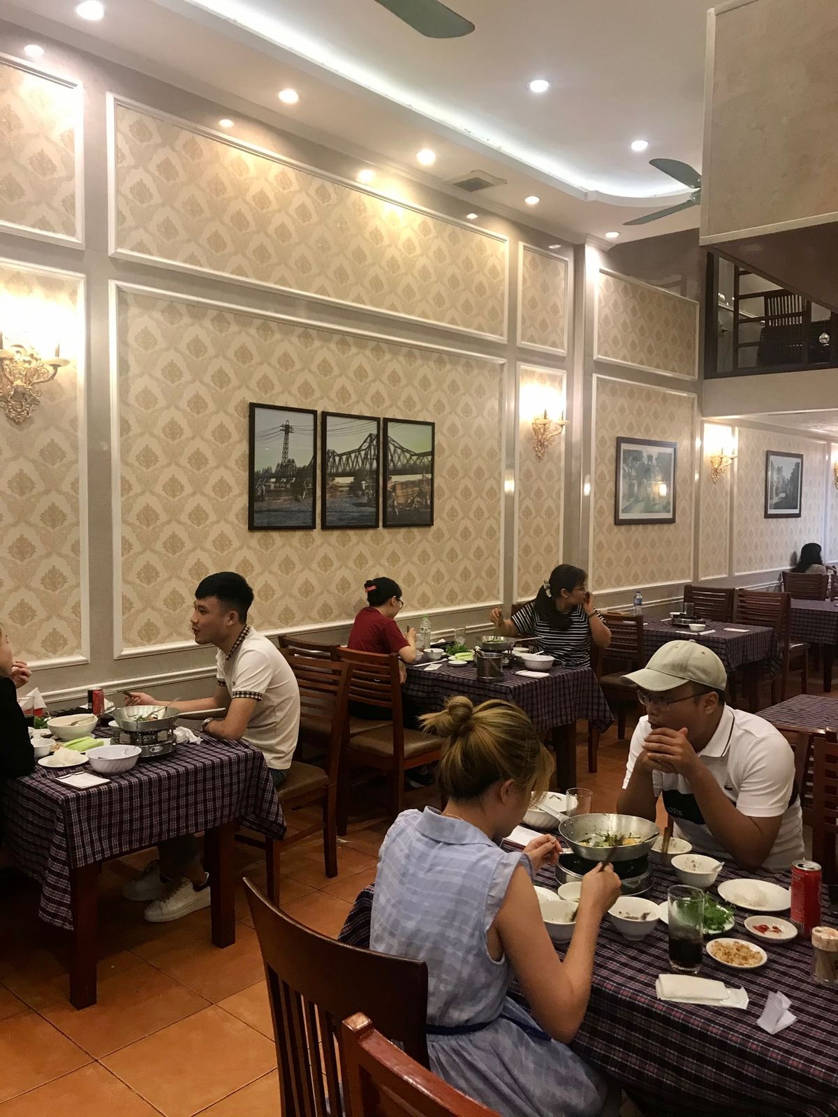 cha ca anh vu
チャーカーは揚げた雷魚を野菜でさっと炒めたのを...