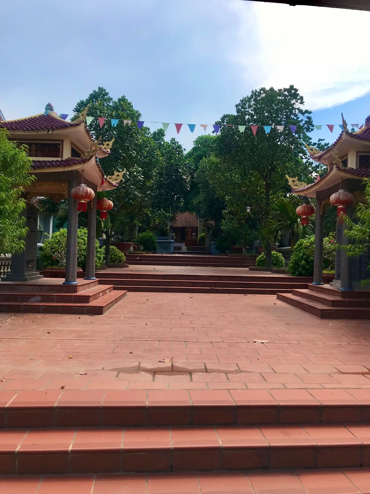 ドンラム
バヴィからほど近い小さな街。
パゴダや寺院が並び、コロナ以前は割...