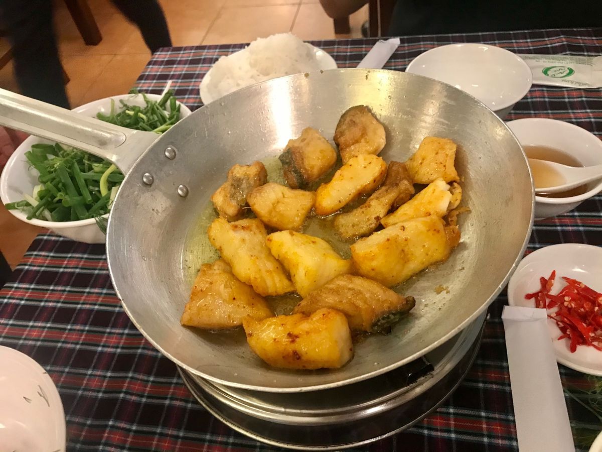 cha ca anh vu
チャーカーは揚げた雷魚を野菜でさっと炒めたのを...