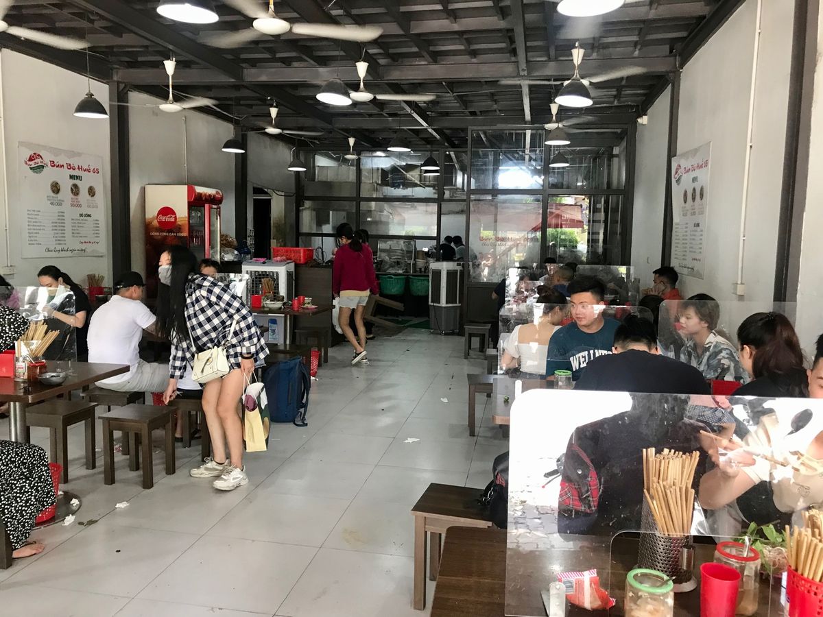 Bún Bò Huế 65
ハノイで有名なブンボーフエのお店。
血をゼリー...