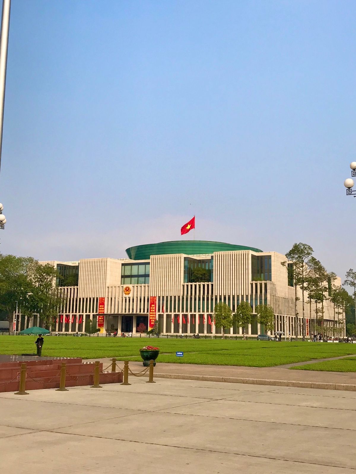 タンロン遺跡の近くには、永久保存処理されたホーチミン の遺体が安置されてい...