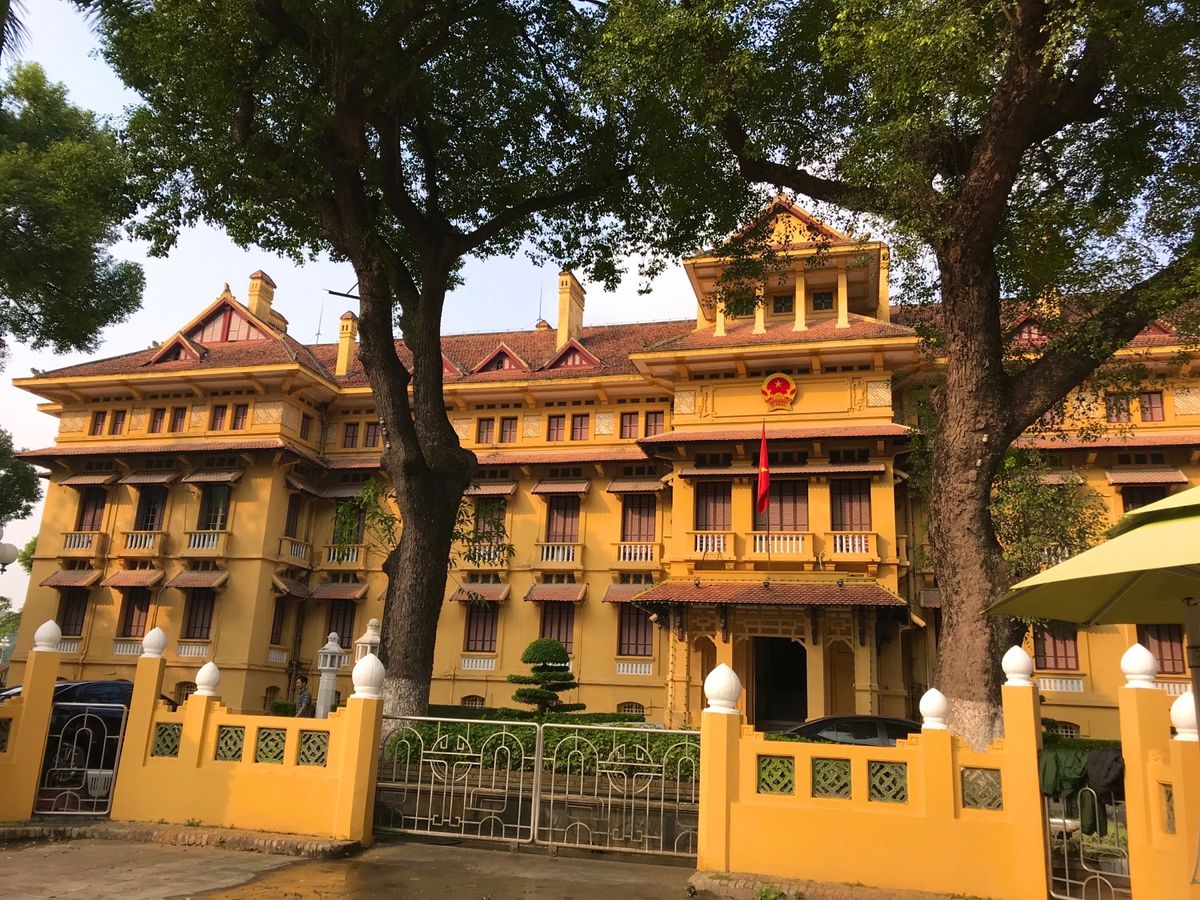 タンロン遺跡の近くには、永久保存処理されたホーチミン の遺体が安置されてい...