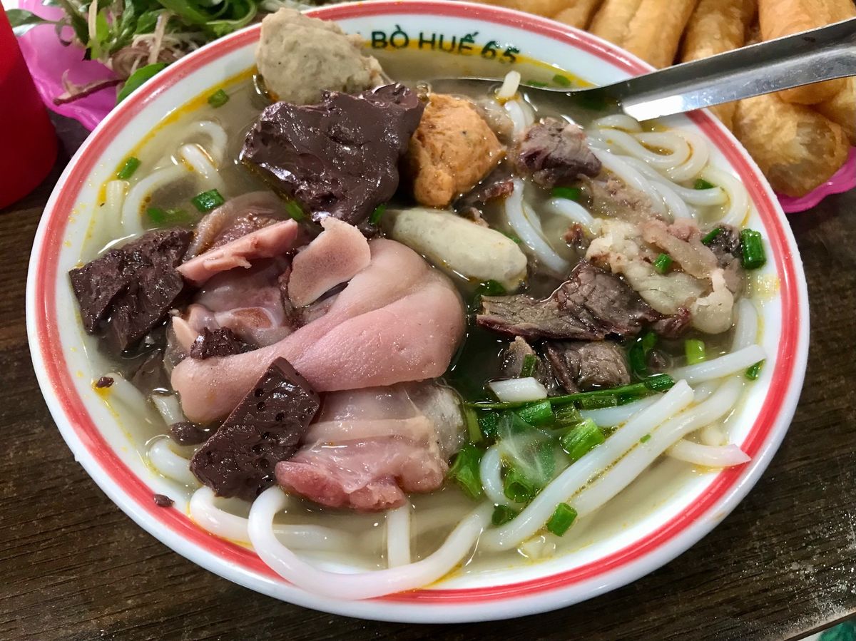 Bún Bò Huế 65
ハノイで有名なブンボーフエのお店。
血をゼリー...