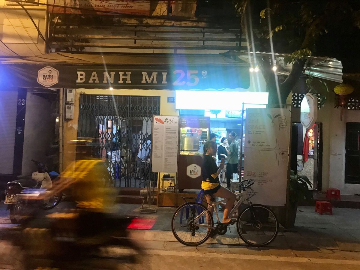 banh mi 25
ハノイ旧市街にある有名なバインミー屋さん。
バインミ...