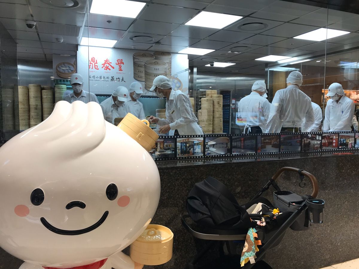 DAY1
中山の新光三越の中にある鼎泰豊で小籠包を。隣の台湾の奥さまが食べ...