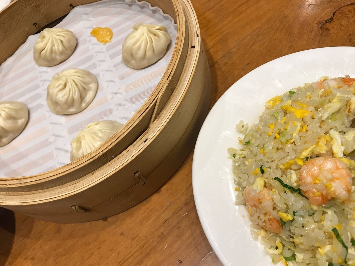 DAY1
中山の新光三越の中にある鼎泰豊で小籠包を。隣の台湾の奥さまが食べ...