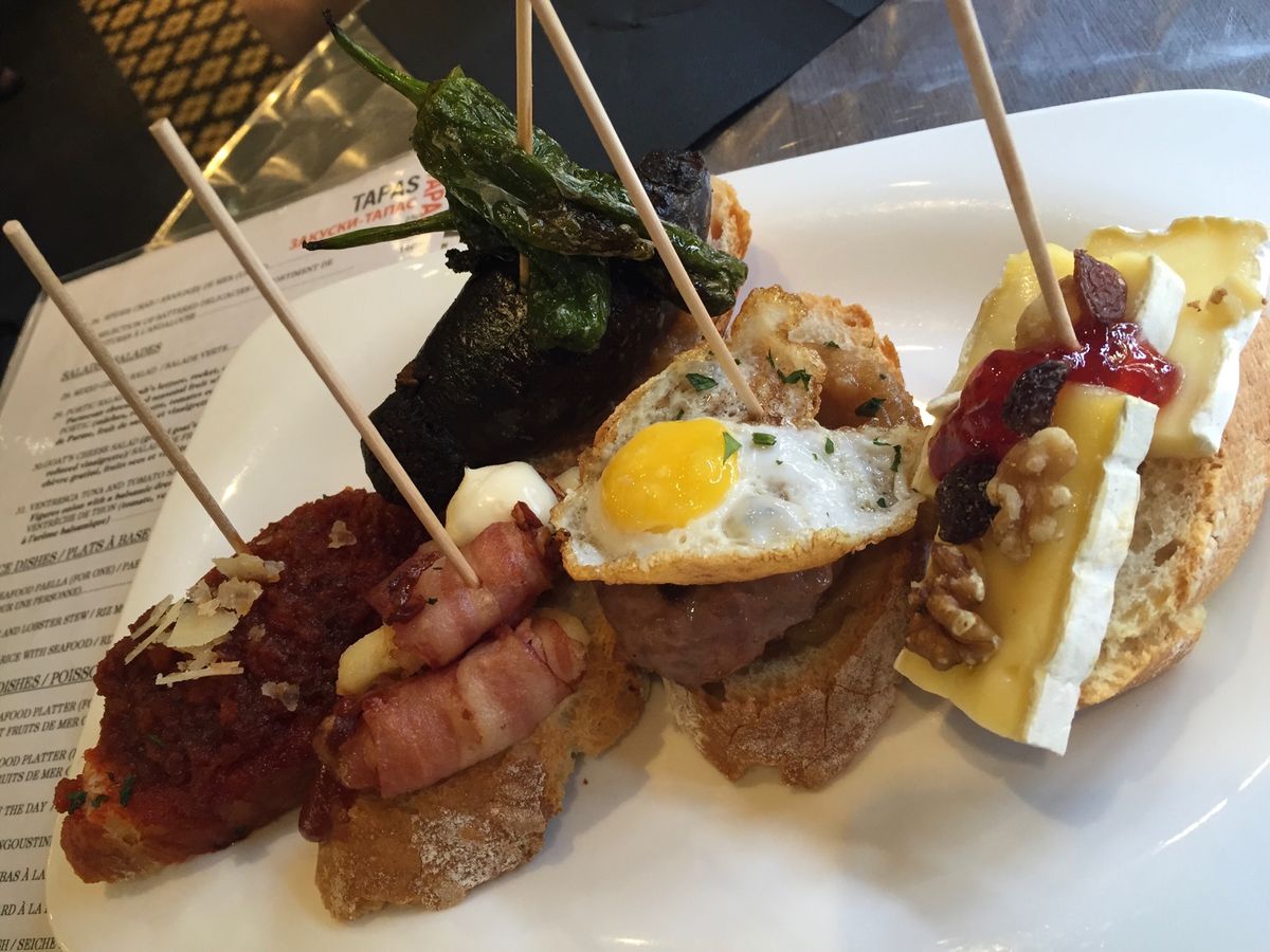 DAY4
サン・ジョセップ市場へ。昼食にピンチョスを。知らずにブタの血のソ...