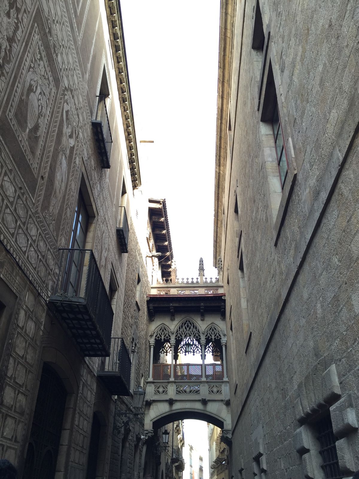 DAY3
ホテルで一休みした後ゴシック地区をぶらぶら。路地が楽しい。