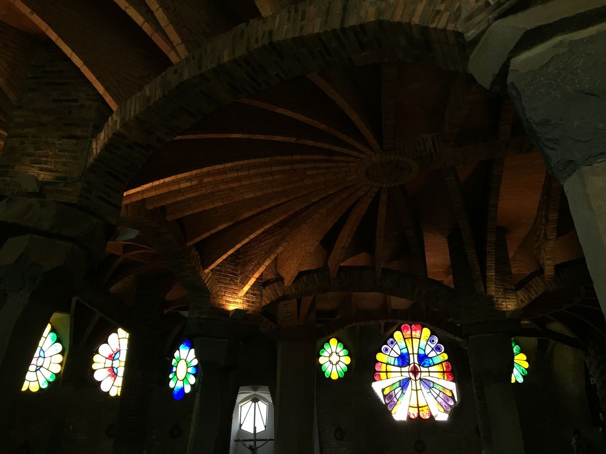 DAY2
カタルーニャ鉄道にてコロニア・グエル教会へ。
ガウディ設計のかわ...