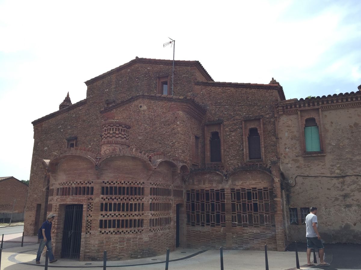 DAY2
カタルーニャ鉄道にてコロニア・グエル教会へ。
ガウディ設計のかわ...